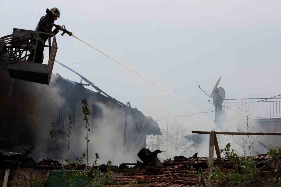 İki Katlı Gecekonduda Çıkan Yangın Bitişiğindeki Eve Sıçradı