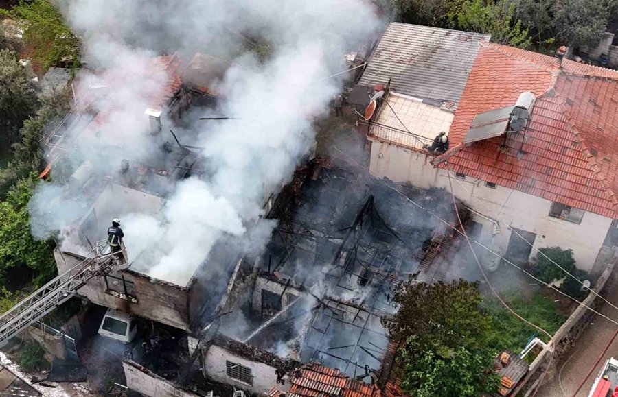 İki Katlı Gecekonduda Çıkan Yangın Bitişiğindeki Eve Sıçradı