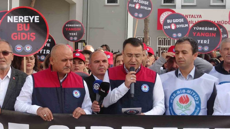 Antalya’da Okullara Yapılan Saldırılar Protesto Edildi
