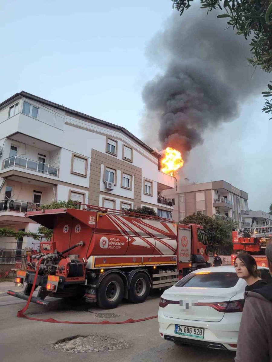 Teras Katında Çıkan Yangın Korkuttu