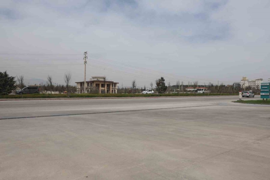 Sürücüsüz Minibüs Yola Çıktı, Seyir Halindeki Araçların Arasına Daldı