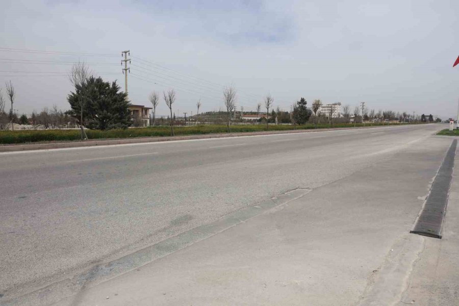 Sürücüsüz Minibüs Yola Çıktı, Seyir Halindeki Araçların Arasına Daldı