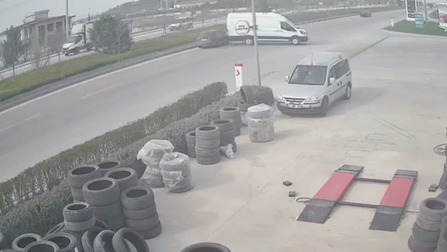 Sürücüsüz Minibüs Yola Çıktı, Seyir Halindeki Araçların Arasına Daldı