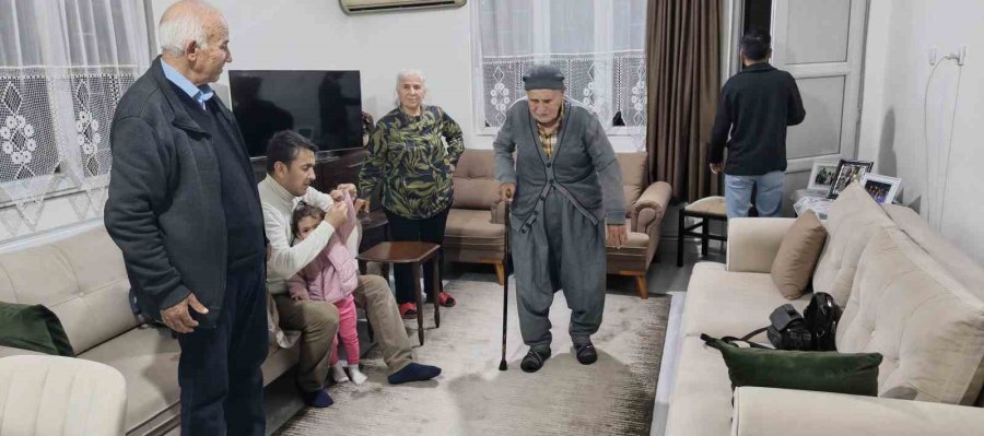 Mustafa Dede, 102’nci Yaş Gününü Çocukları Ve Torunlarıyla Kutladı