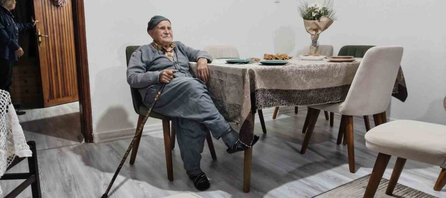 Mustafa Dede, 102’nci Yaş Gününü Çocukları Ve Torunlarıyla Kutladı