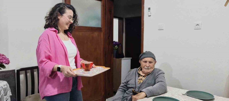 Mustafa Dede, 102’nci Yaş Gününü Çocukları Ve Torunlarıyla Kutladı