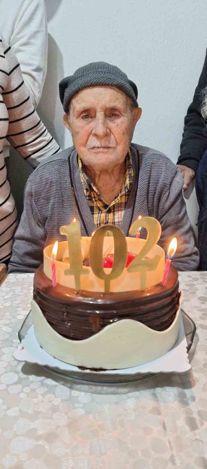 Mustafa Dede, 102’nci Yaş Gününü Çocukları Ve Torunlarıyla Kutladı