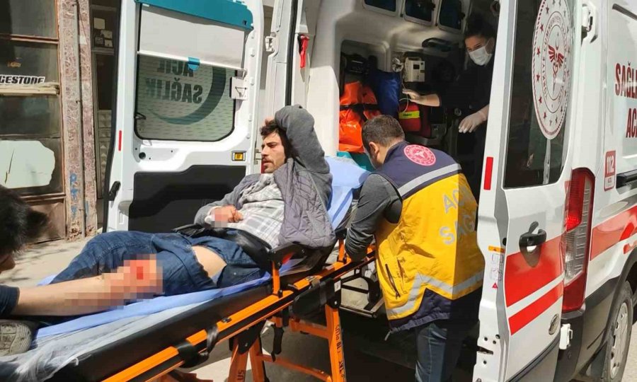 Aksaray’da İki Kardeş Tartıştıkları Genci Bıçakla Yaralayıp Kaçtı