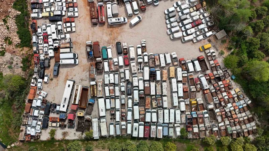 Yediemin Otoparkları Araç Mezarlığına Döndü, Milyonluk Araçlarla Hurdaya Dönenler Aynı Alanda Sahiplerini Bekliyor