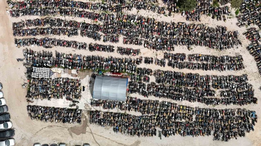 Yediemin Otoparkları Araç Mezarlığına Döndü, Milyonluk Araçlarla Hurdaya Dönenler Aynı Alanda Sahiplerini Bekliyor