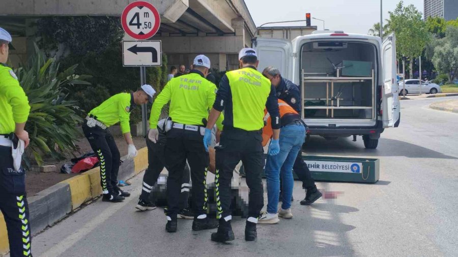 Mendil Sattığı Işıkta Tırın Altında Kalan Yaşlı Katdın Öldü, Kaza Anı Güvenlik Kamerasında