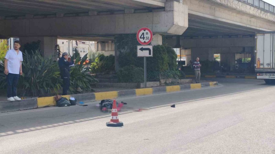 Mendil Sattığı Işıkta Tırın Altında Kalan Yaşlı Katdın Öldü, Kaza Anı Güvenlik Kamerasında