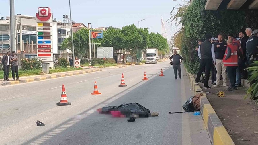 Mendil Sattığı Işıkta Tırın Altında Kalan Yaşlı Katdın Öldü, Kaza Anı Güvenlik Kamerasında