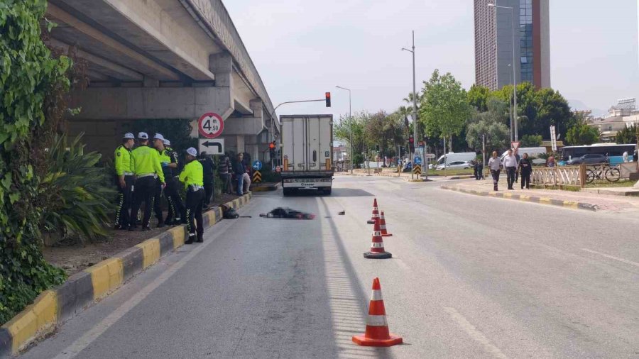 Mendil Sattığı Işıkta Tırın Altında Kalan Yaşlı Katdın Öldü, Kaza Anı Güvenlik Kamerasında