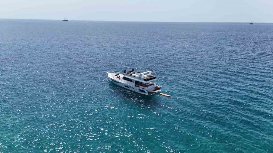 Hava Sıcaklığının 24 Dereceye Yükseldiği Alanya’da Sahiller Doldu