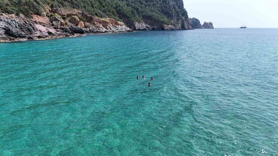 Hava Sıcaklığının 24 Dereceye Yükseldiği Alanya’da Sahiller Doldu