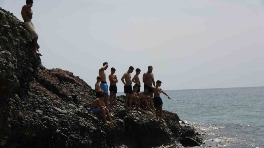 Hava Sıcaklığının 24 Dereceye Yükseldiği Alanya’da Sahiller Doldu