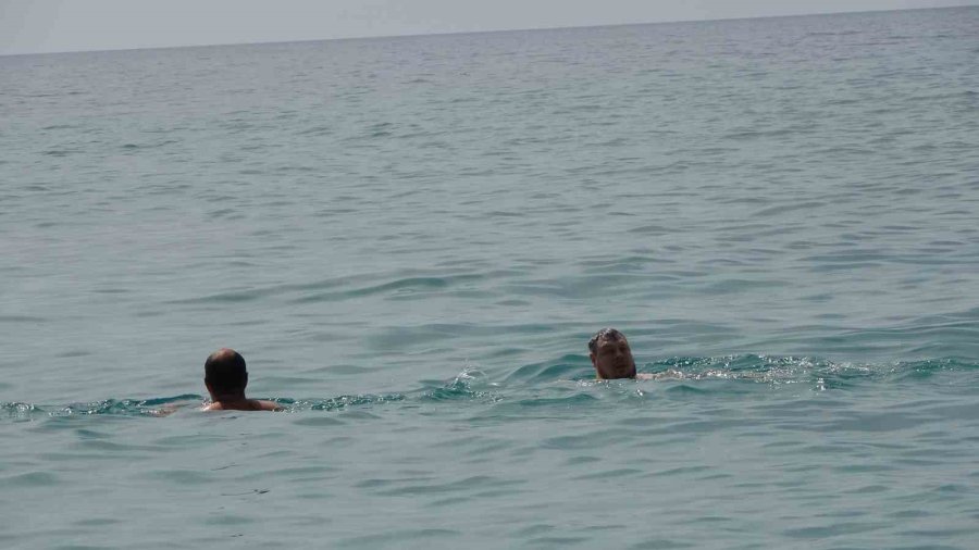 Hava Sıcaklığının 24 Dereceye Yükseldiği Alanya’da Sahiller Doldu