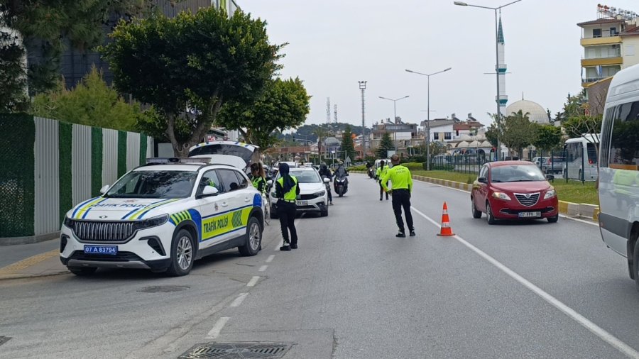 Motosikletini Uygulama Yapan Polislerin Üzerine Sürüp Kaçtı