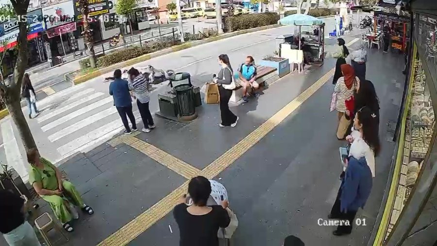 Yayalara Çarpan Motosiklet Sürücüsü Yaralılar Yerde Yatarken Olay Yerinden Kaçtı