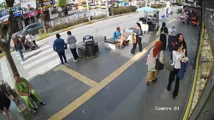 Yayalara Çarpan Motosiklet Sürücüsü Yaralılar Yerde Yatarken Olay Yerinden Kaçtı