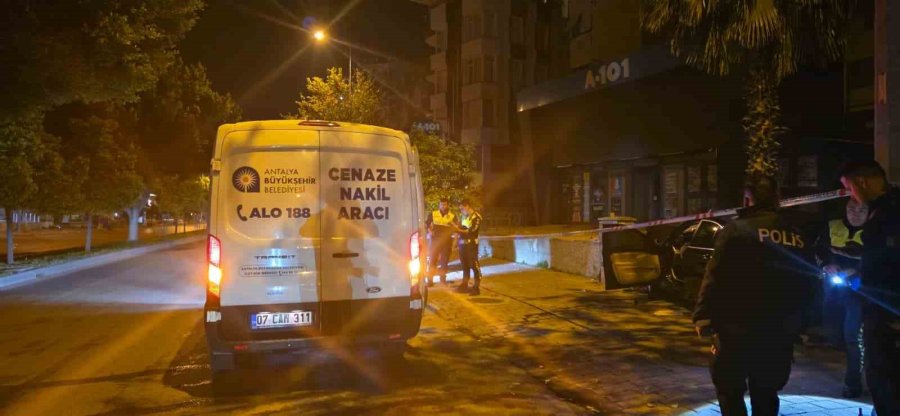 Antalya’da Kontrolden Çıkan Lüks Otomobil Duvara Çarptı: 1 Ölü