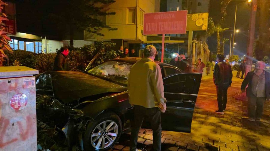 Antalya’da Kontrolden Çıkan Lüks Otomobil Duvara Çarptı: 1 Ölü