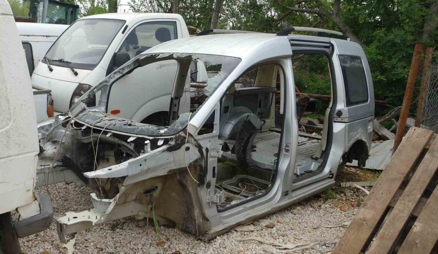 Yediemin Otoparkları Araç Mezarlığına Döndü, Milyonluk Araçlarla Hurdaya Dönenler Aynı Alanda Sahiplerini Bekliyor