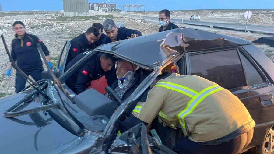 Kaza Sonrası Araçta Sıkışan Karı Kocayı İtfaiye Kurtardı