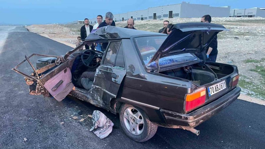 Kaza Sonrası Araçta Sıkışan Karı Kocayı İtfaiye Kurtardı