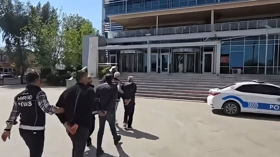 Mersin’de Seraya Baskın: Binlerce Kök Hint Keneviri Ele Geçirildi