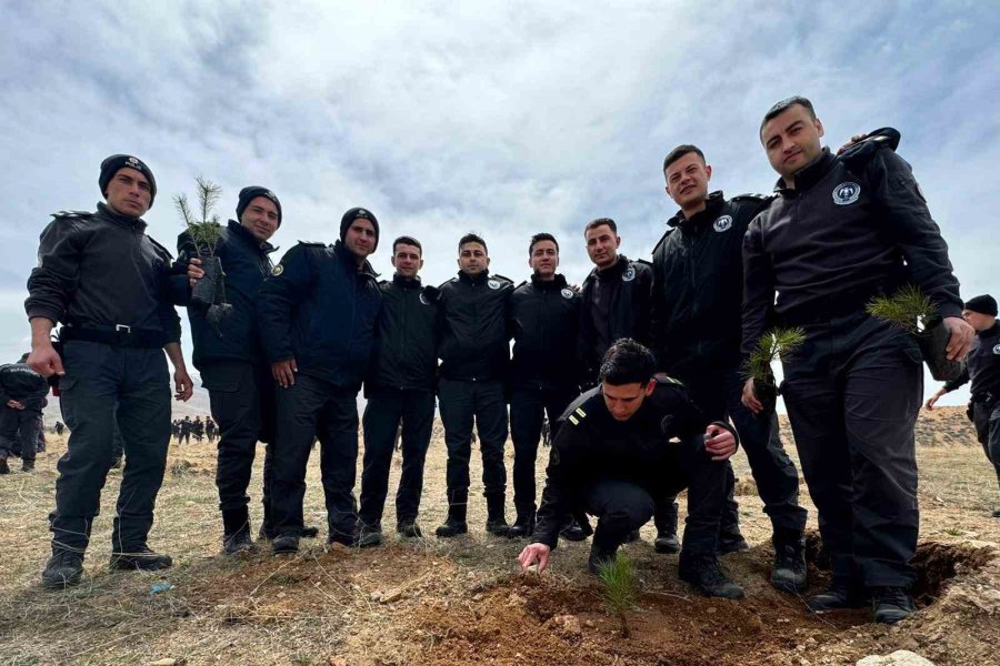 Polis Okulu Yerleşkesinde Fidanlar Toprakla Buluşturuldu