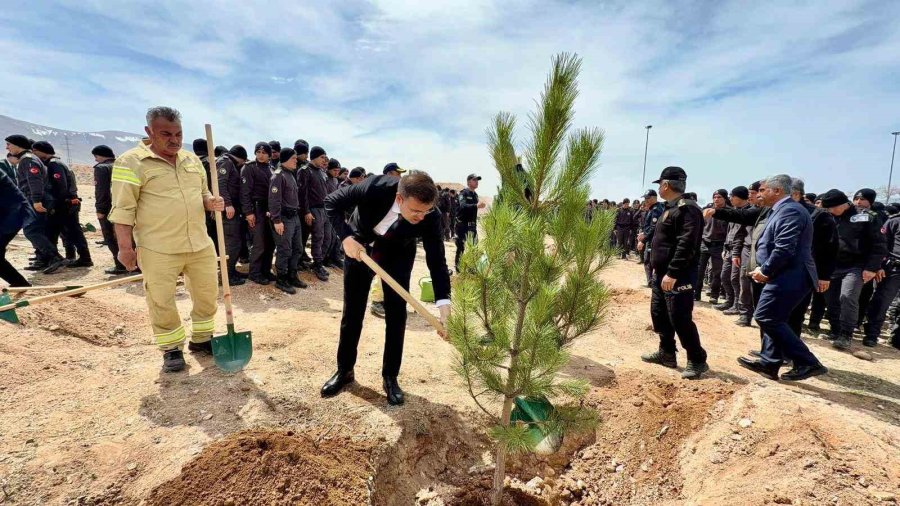 Polis Okulu Yerleşkesinde Fidanlar Toprakla Buluşturuldu