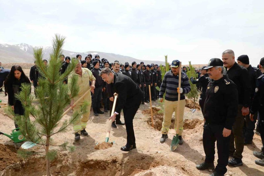 Polis Okulu Yerleşkesinde Fidanlar Toprakla Buluşturuldu