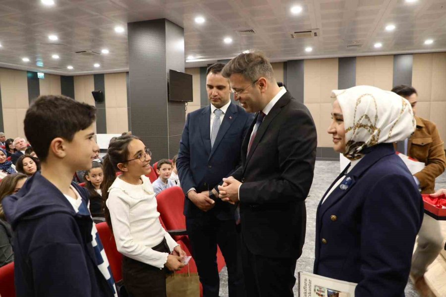 Tübitak Başarısı Gösteren Öğrencilere Valilikten Hediye