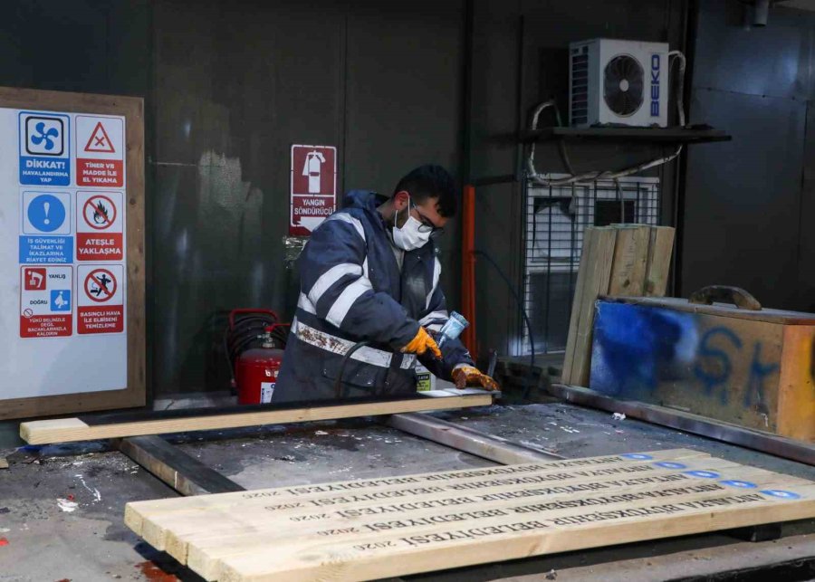 Antalya Büyükşehir Belediyesi Kent Mobilyalarını Kendi Atölyelerinde Üretiyor