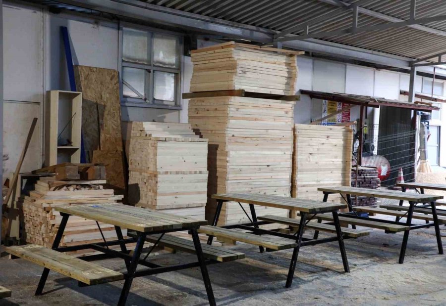 Antalya Büyükşehir Belediyesi Kent Mobilyalarını Kendi Atölyelerinde Üretiyor