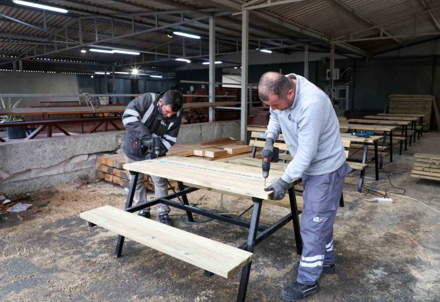 Antalya Büyükşehir Belediyesi Kent Mobilyalarını Kendi Atölyelerinde Üretiyor