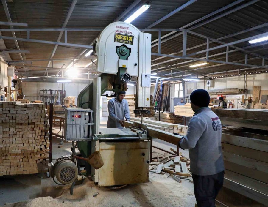 Antalya Büyükşehir Belediyesi Kent Mobilyalarını Kendi Atölyelerinde Üretiyor