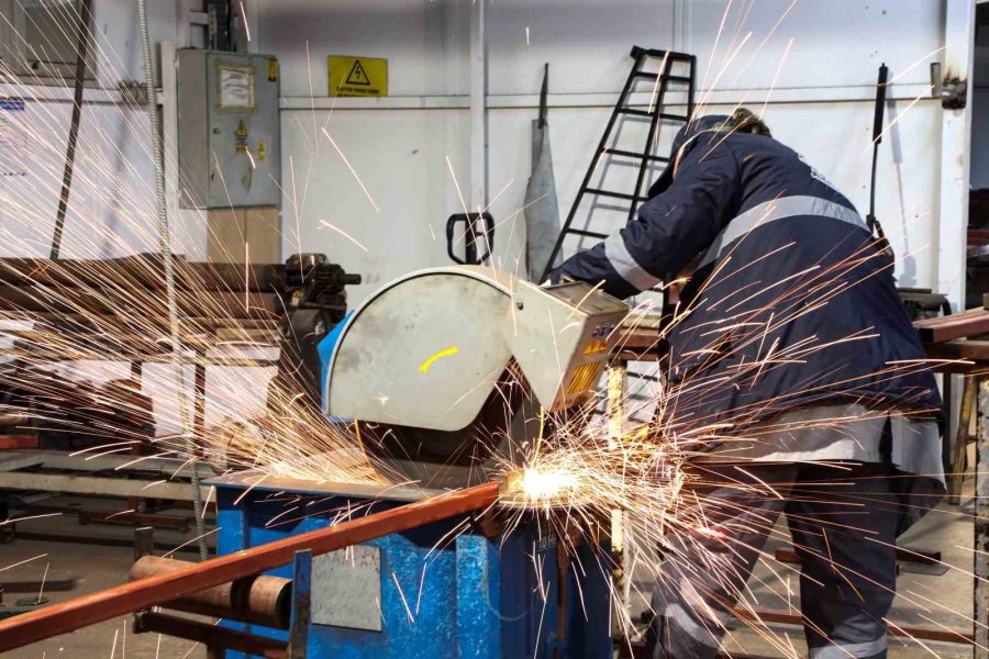 Antalya Büyükşehir Belediyesi Kent Mobilyalarını Kendi Atölyelerinde Üretiyor