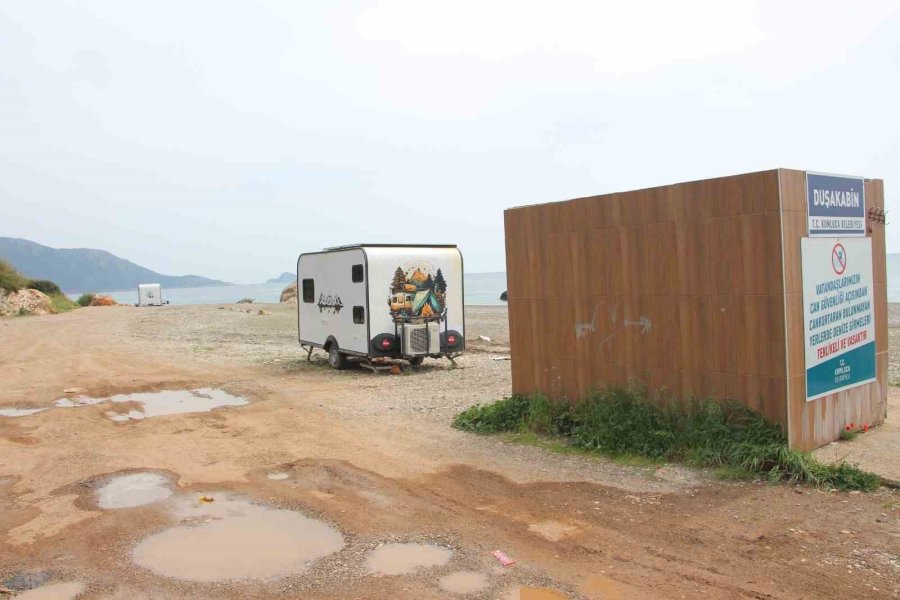 Kumluca’da Sahil Ve Kamu Alanlarında Karavan Konaklaması Yasaklandı, Karavancılar Bölgeden Çıkarıldı