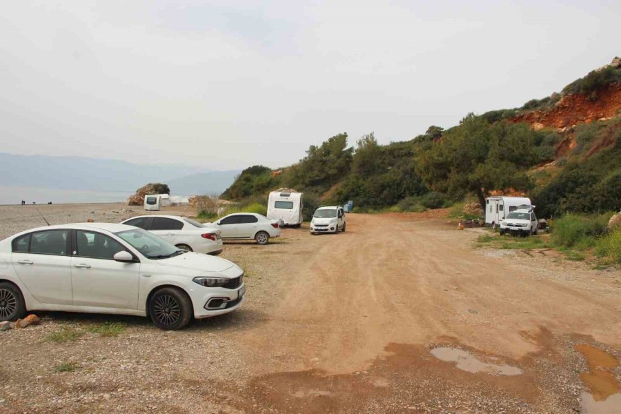 Kumluca’da Sahil Ve Kamu Alanlarında Karavan Konaklaması Yasaklandı, Karavancılar Bölgeden Çıkarıldı