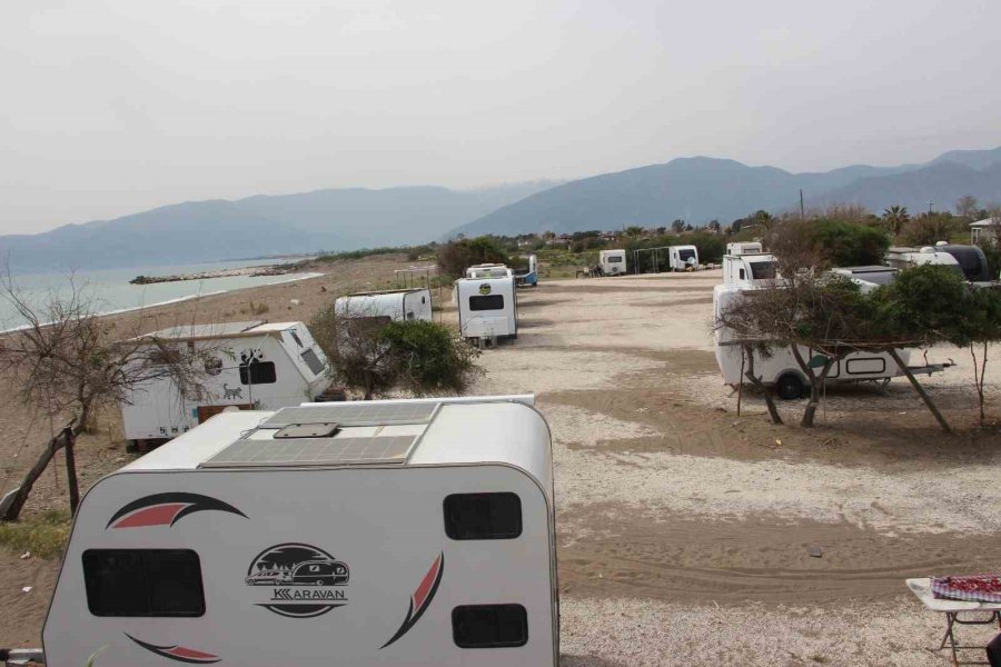 Kumluca’da Sahil Ve Kamu Alanlarında Karavan Konaklaması Yasaklandı, Karavancılar Bölgeden Çıkarıldı