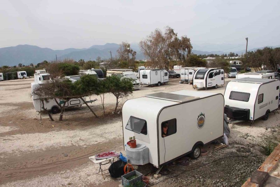 Kumluca’da Sahil Ve Kamu Alanlarında Karavan Konaklaması Yasaklandı, Karavancılar Bölgeden Çıkarıldı