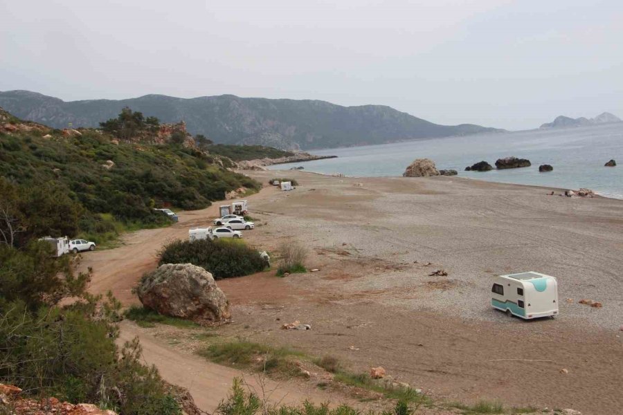 Kumluca’da Sahil Ve Kamu Alanlarında Karavan Konaklaması Yasaklandı, Karavancılar Bölgeden Çıkarıldı