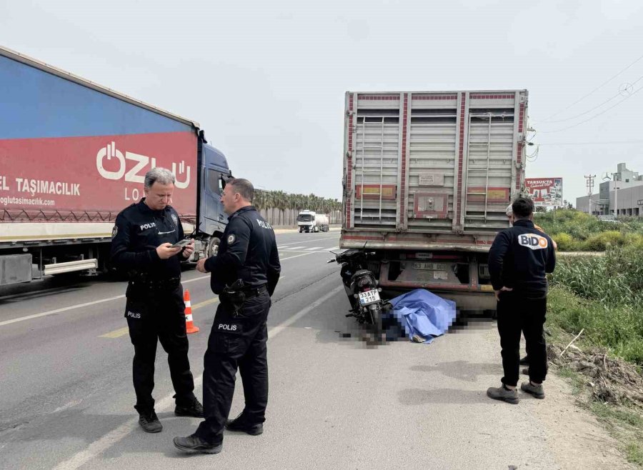 Park Halindeki Kamyona Çarpan 80 Yaşındaki Motosikletli Hayatını Kaybetti