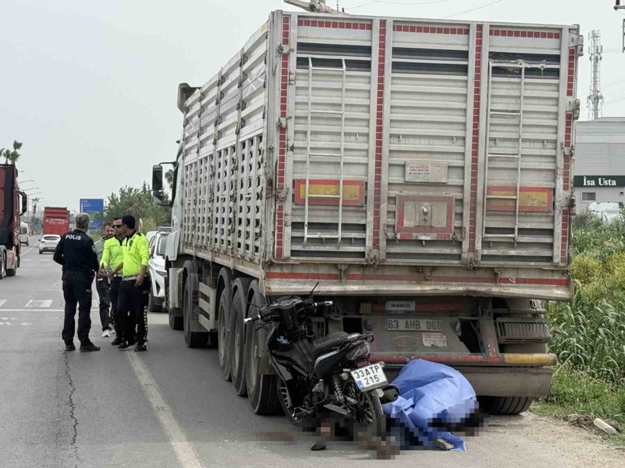 Park Halindeki Kamyona Çarpan 80 Yaşındaki Motosikletli Hayatını Kaybetti