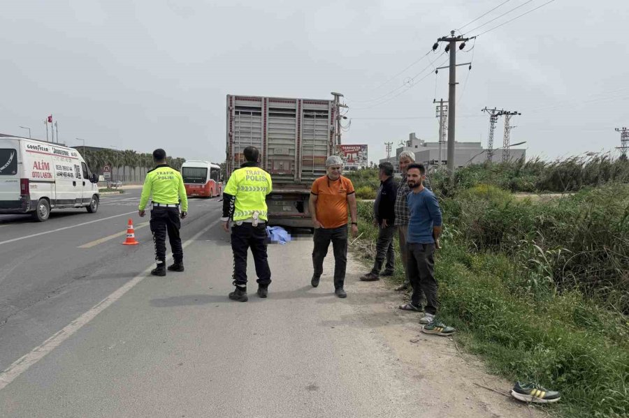 Park Halindeki Kamyona Çarpan 80 Yaşındaki Motosikletli Hayatını Kaybetti