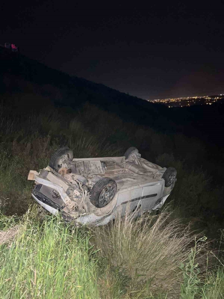 Hafif Ticari Araç, Antik Kent Girişinde Şarampole Yuvarlandı: 2 Yaralı