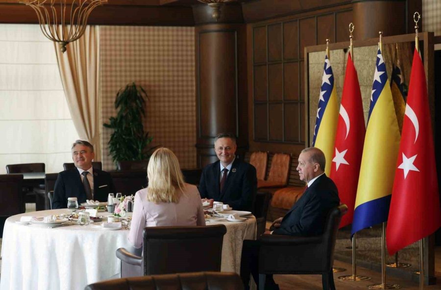 Cumhurbaşkanı Erdoğan Bosna Hersek Devlet Başkanlığı Konseyi Üyeleriyle Bir Araya Geldi